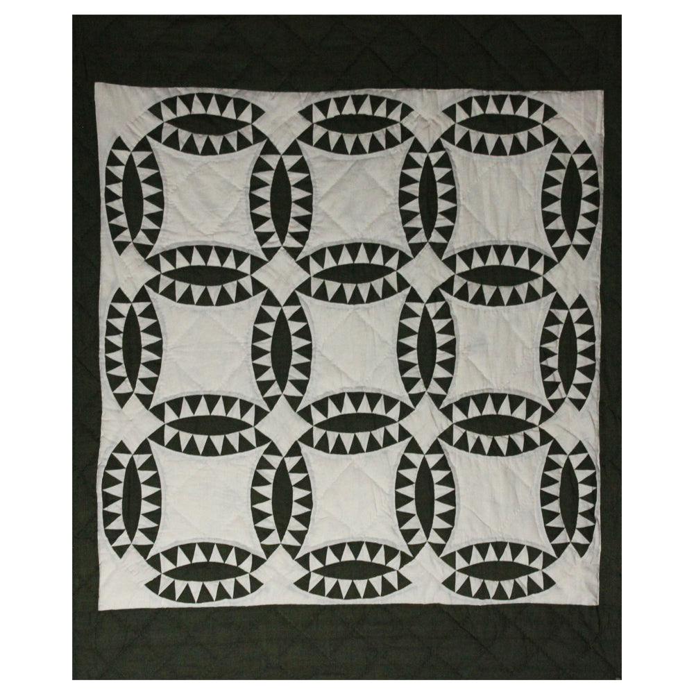 Patch Magic’s Emerald Wedding Ring Quilt - Denim emerald wedding ring intersecting with each other encircled with white hound tooth all around makes this quilt quite attractive and makes you cozy.